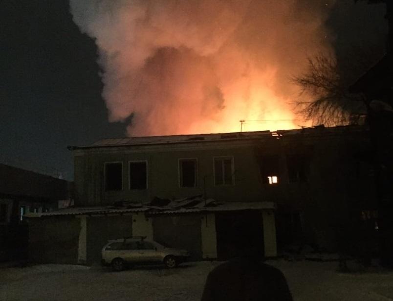 Деревянное здание горит в центре Иркутска