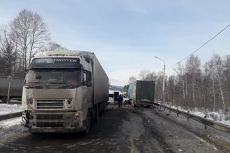 ДТП с участием пяти автомобилей, в том числе двух грузовиков, произошло в Байкальке