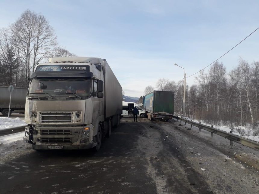 ДТП с участием пяти автомобилей, в том числе двух грузовиков, произошло в Байкальке