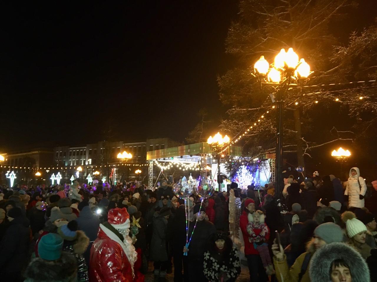 Главную ёлку Иркутска открыли в сквере Кирова 21 декабря