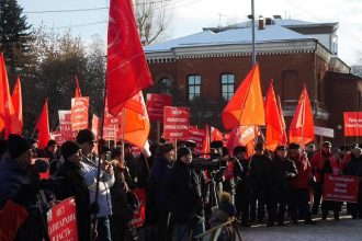 КПРФ провела митинг в Иркутске против отставки Левченко и направила резолюцию митинга президенту и правительству РФ