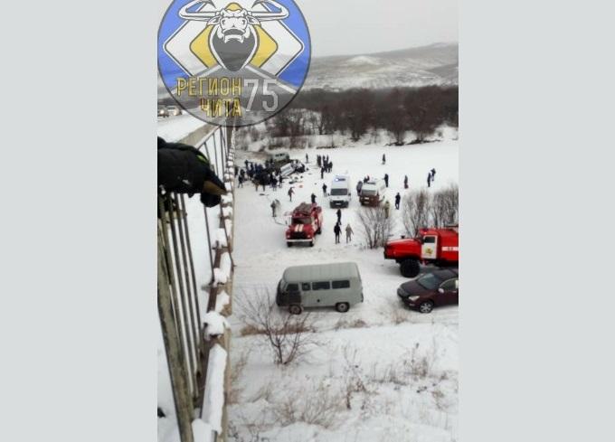 Рейсовый пассажирский автобус упал с моста в Забайкальском крае