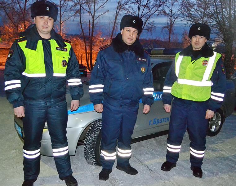 Сотрудники ДПС спасли от обморожения мужчину, автомобиль которого заглох в 70 километрах от Братска