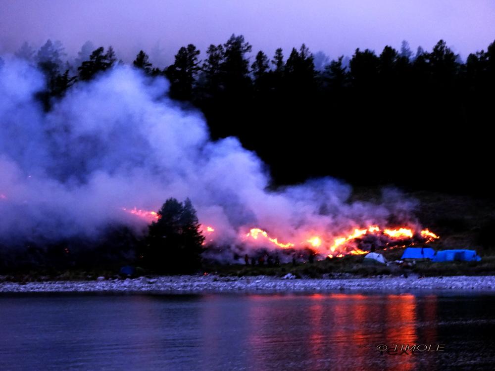 Пожар в озерах. Лесные пожары на Байкале. Пожары на озере Байкал. Пожар у озера. Байкал 2020 пожары.