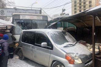 В ДТП с автобусом и иномаркой, въехавшими в рынок в Иркутске, жертв и пострадавших нет