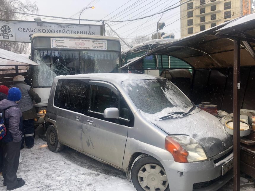 В ДТП с автобусом и иномаркой, въехавшими в рынок в Иркутске, жертв и пострадавших нет