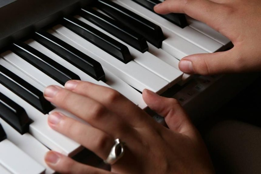 В музыкальные школы Иркутской области поставили 58 пианино