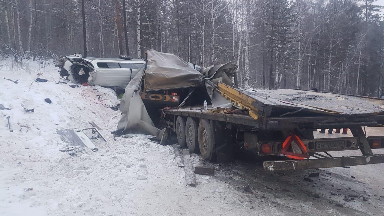 В столкновении микроавтобуса и грузовика в Шелехове один человек погиб и четверо пострадали