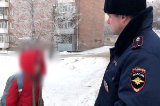 Восьмилетняя девочка попала под машину в Иркутске, скатившись с горки