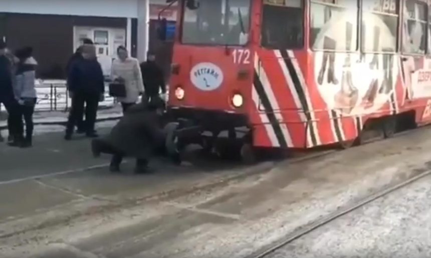Женщина попала под трамвай в Иркутске