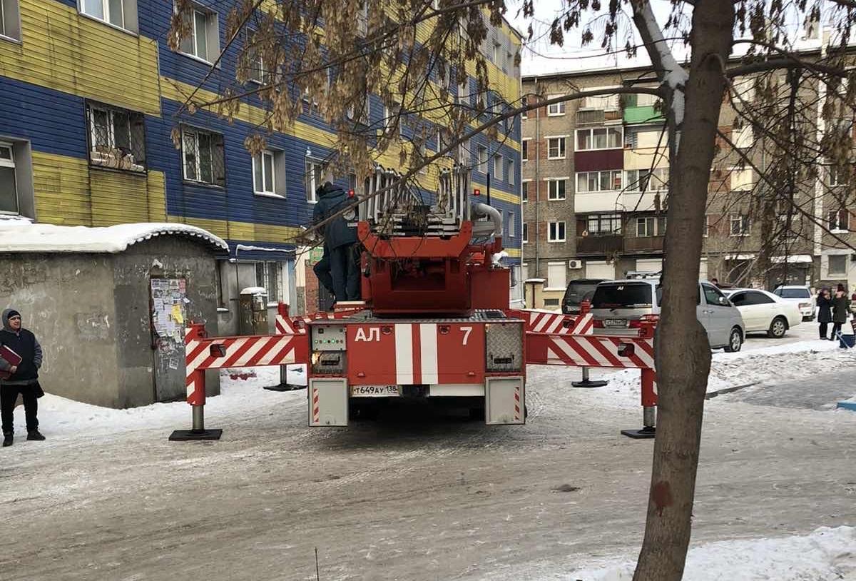 13 человек спасли на пожаре в микрорайоне Ново-Ленино в Иркутске днем 1 января