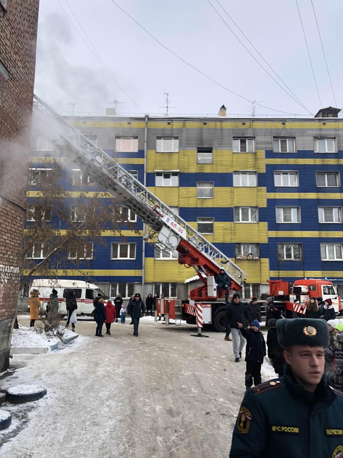 13 человек спасли на пожаре в микрорайоне Ново-Ленино в Иркутске днем 1 января