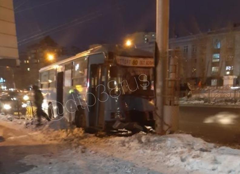 Автобус №80 врезался в столб в Иркутске