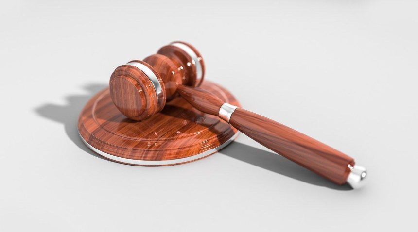 Братский суд вынес приговор женщине, напавшей с ножницами на инспектора по делам несовершеннолетних