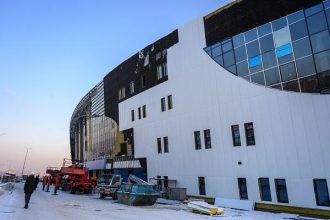 Чистовая отделка ведется в строящемся Центре по хоккею с мячом в Иркутске