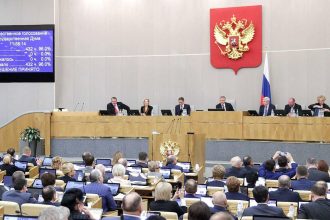 Госдума приняла в первом чтении законопроект о поправках в Конституцию