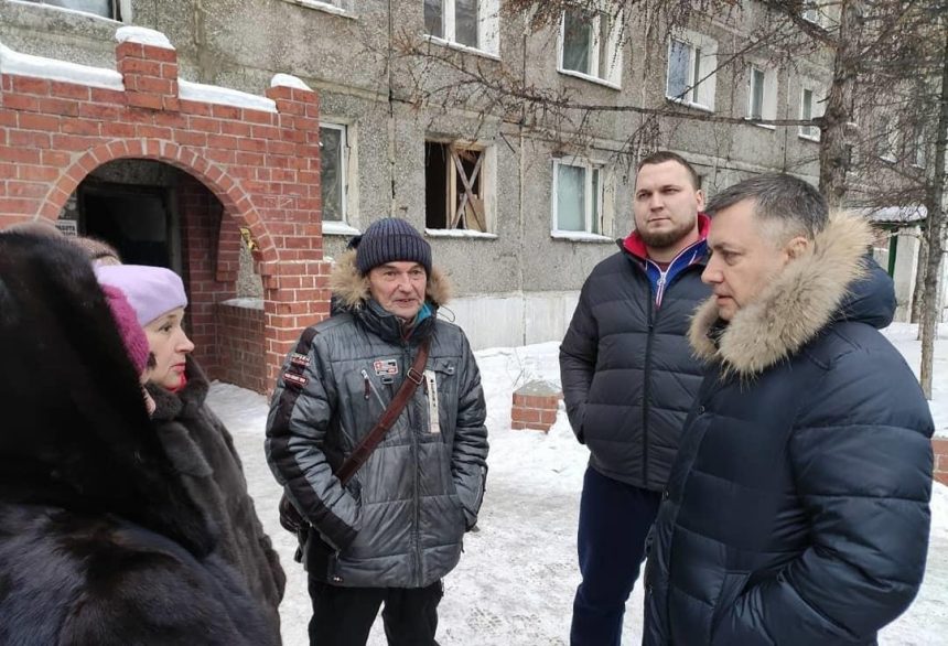 Игорь Кобзев поручил за месяц переселить жителей аварийного общежития ИВВАИУ