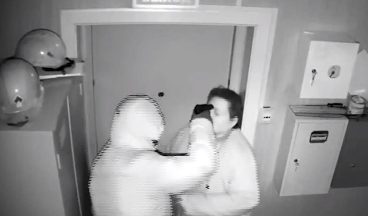 Кассир с подельником ограбили АЗС, разыграв разбойное нападение