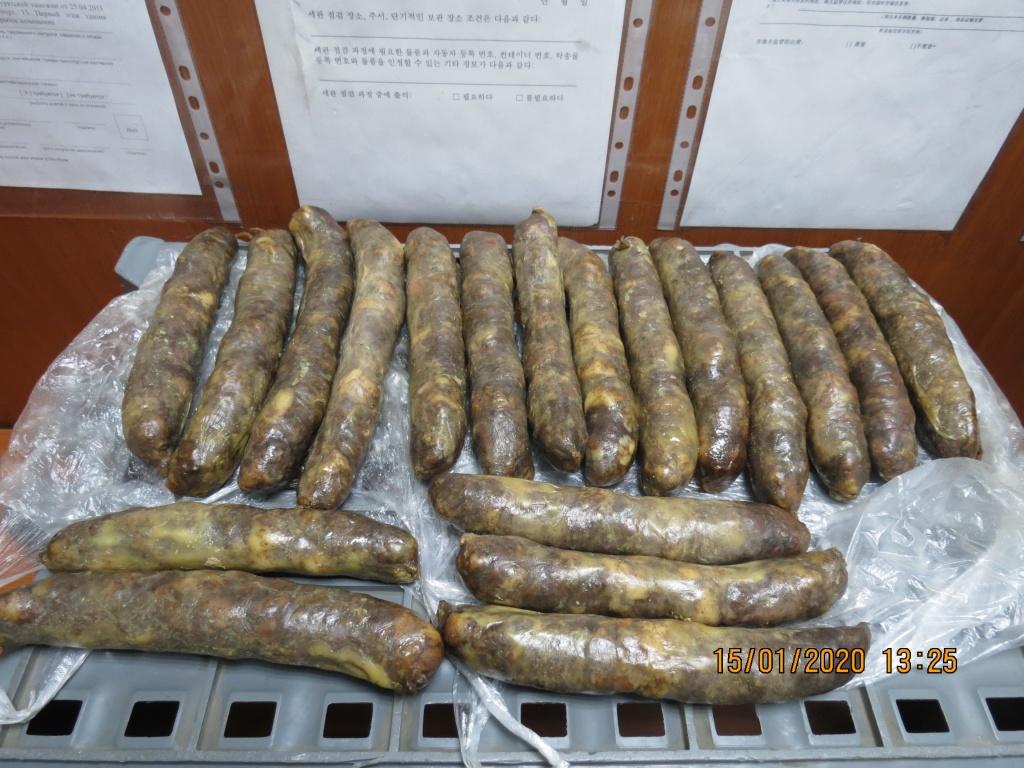 Колбасу с вирусом африканской чумы свиней изъяли у прилетевшего в Улан-Удэ гражданина Китая