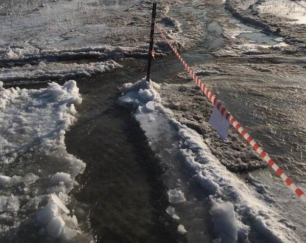 Ледовую переправу в селе Шаманка Шелеховского района временно закрыли из-за выступления воды