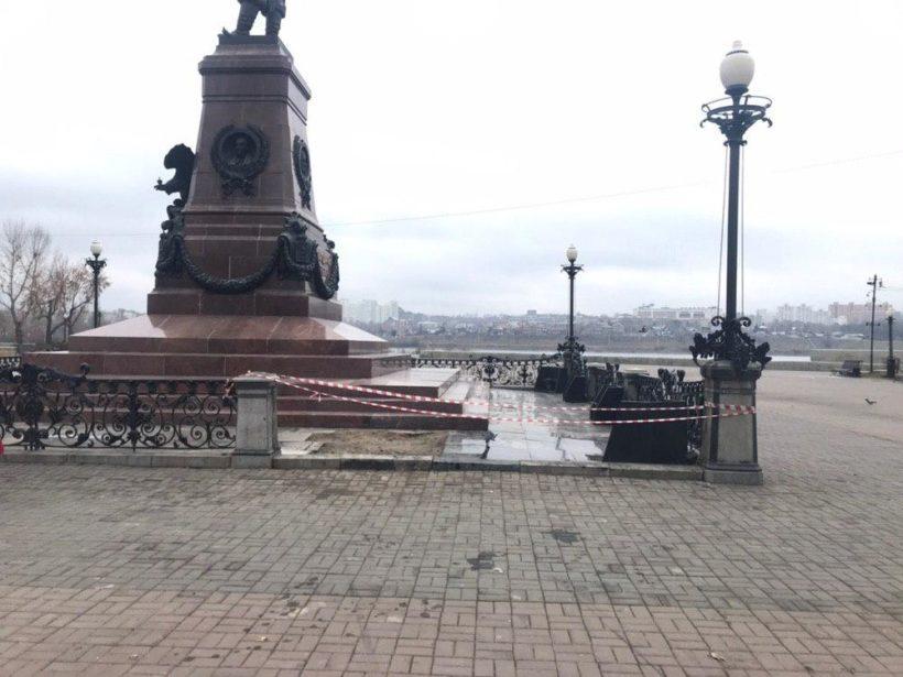 Ограждение памятника Александру III в Иркутске восстановят до марта