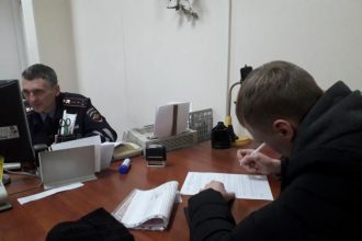 Полиция нашла водителя, устроившего "автохоровод" вокруг ёлки в Братске, благодаря сообщению в соцсетях