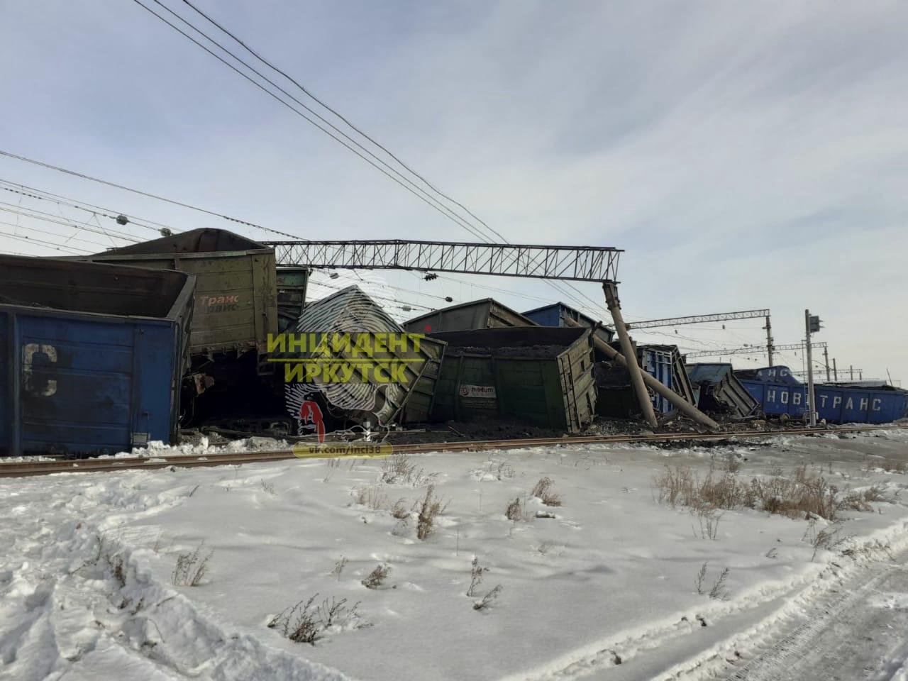 Порядка 10 вагонов грузового поезда сошли с рельсов на станции Мегет