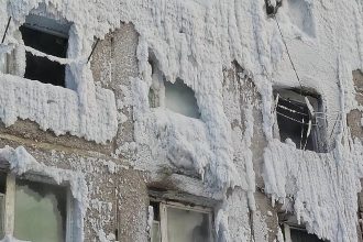 СК начал проверку по факту проживания семей с детьми в аварийном общежитии ИВВАИУ