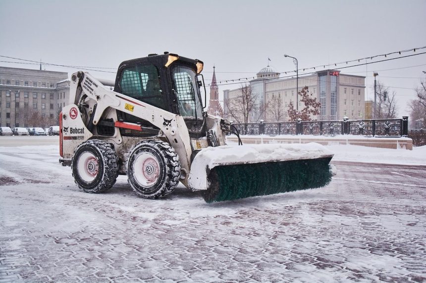 Снег вывозят с улиц Иркутска в круглосуточном режиме