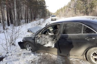 Сотрудники ГИБДД разбираются в обстоятельствах аварии на Байкальском тракте