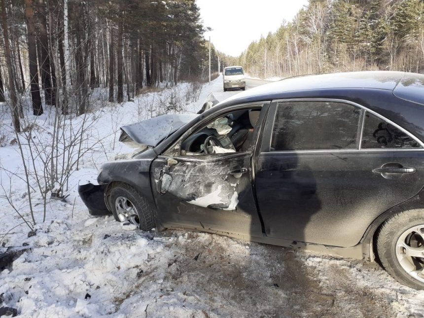 Сотрудники ГИБДД разбираются в обстоятельствах аварии на Байкальском тракте