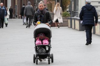Суммы некоторых социальных выплат для семей подняли в России с 2020 года