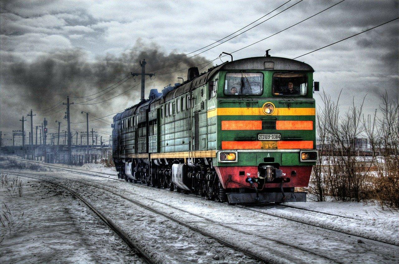 Трактор столкнулся с локомотивом на железнодорожном переезде