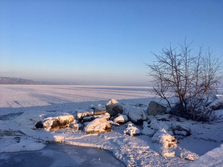 В МЧС рассказали о наиболее опасных местах на Байкале во время ледостава