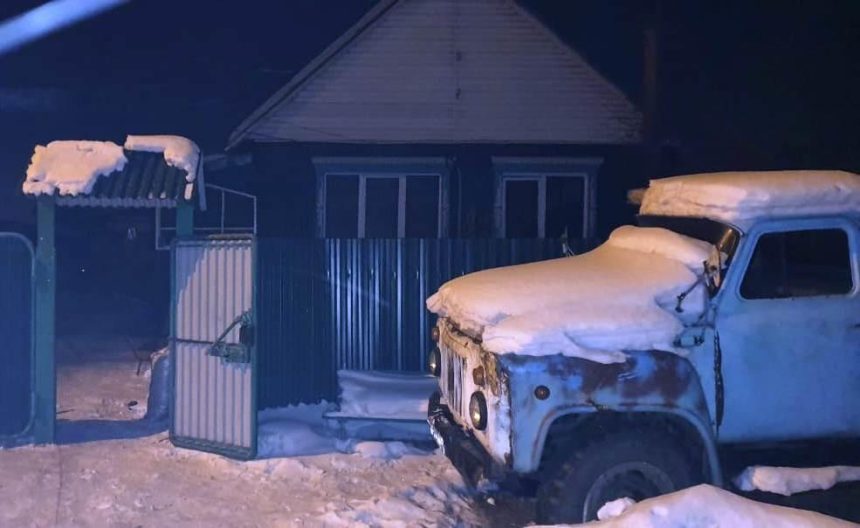 В Тулуне из горящего дома спасли двоих человек