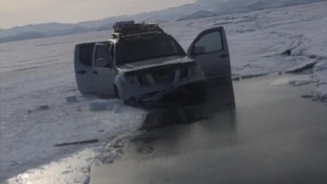 Внедорожник едва не провалился под лед на Малом море Байкала