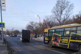 Женщина попала под автобус в центре Иркутска