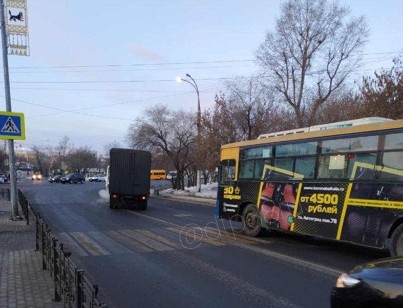 Женщина попала под автобус в центре Иркутска