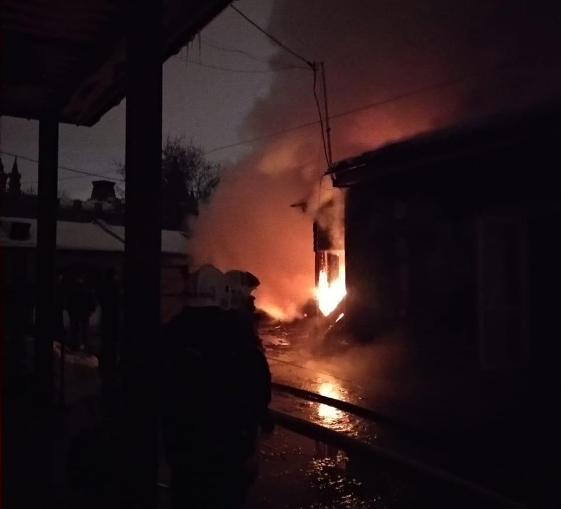 40 человек эвакуировали из горящего здания на улице Пролетарской в Иркутске