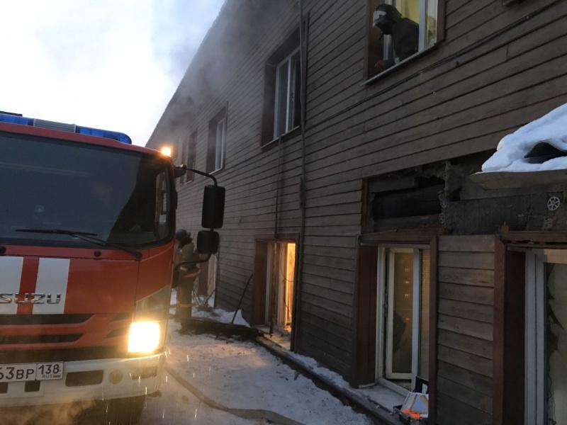 Четырех человек спасли на пожаре в жилом доме в центре Иркутска