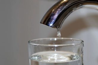 Холодную воду аварийно отключили в 83 жилых домах и 16 соцобъектах Нижнеудинска