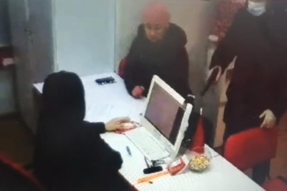 Неизвестный в медицинской маске совершил разбойное нападение на офис микрозаймов в Иркутске