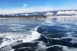 Несколько лунок нерп обнаружили на строящейся ледовой переправе на Ольхон