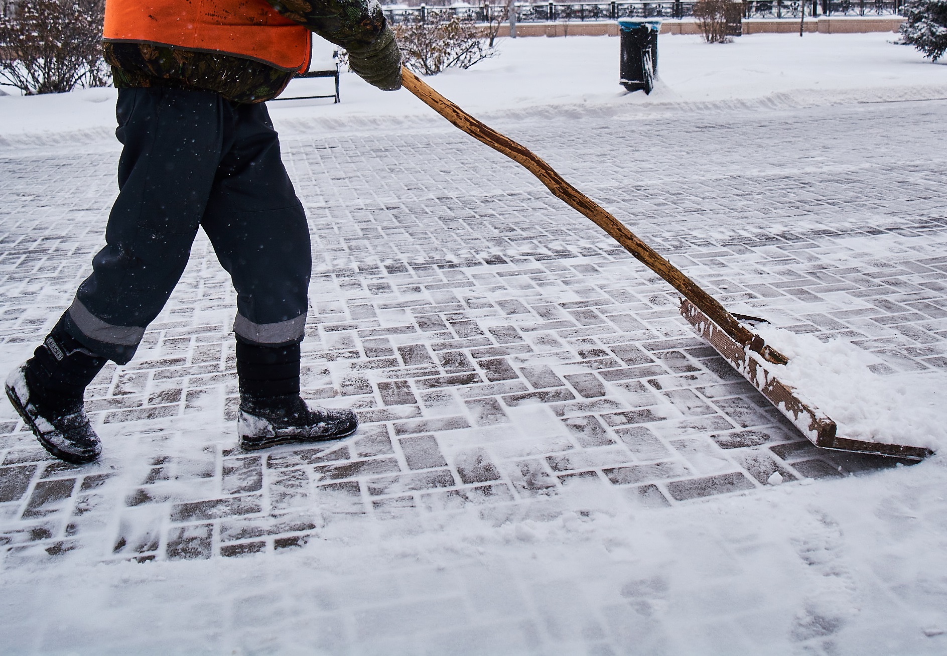 Очищать улицы от снега предстоит водителям, не оплатившим штрафы за вождение в нетрезвом виде в Братске