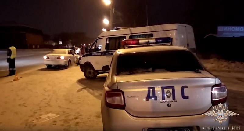 Полицейский проехал три километра на крыше автомобиля с подозреваемыми