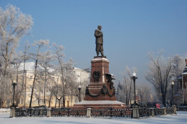 Разрушенное ограждение памятника Александру III в Иркутске восстановили. Постамент еще нет