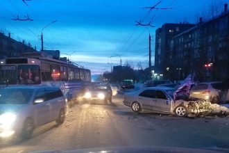 Троллейбус и иномарка столкнулись на улице Обручева в Братске 19 февраля
