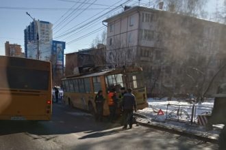 Троллейбус снес дорожное ограждение на улице Байкальской в Иркутске