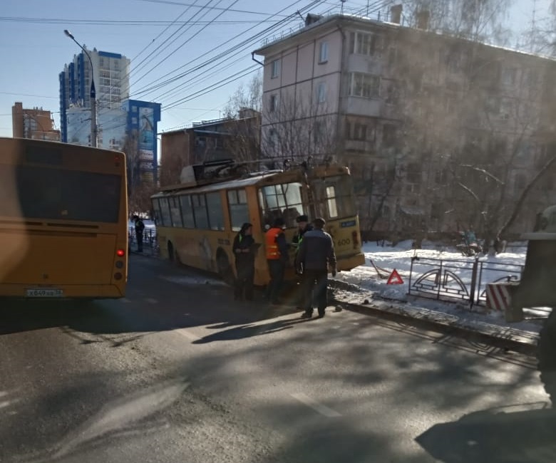 Троллейбус снес дорожное ограждение на улице Байкальской в Иркутске