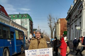 В центре города иркутянин устроил одиночный пикет против изменений Конституции